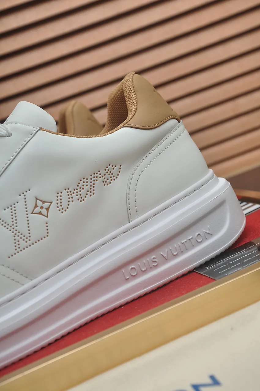Men's men's shoes 💰640💶Original development, quality shipping, welcome to compare - LV sneaker series sports shoes introduce the loose silhouette of the ready-to-wear series into the spring and summer men's wear shows and make an eye-catching appearance. The cow leather upper is combined with rough fabric laces, and colorful beading highlights the brand's classic elements. LV letters mark the tongue and Monogram floral outsole. Mixed materials Made of top-grain cowhide, thick shoelace design, large Monogram print on the side, mesh lining and cotton feet, the comfort is as extreme as ever, premium heritage, quality first, worth owning! Size: Men’s 38-45 (45 is custom-made and cannot be returned or exchanged)